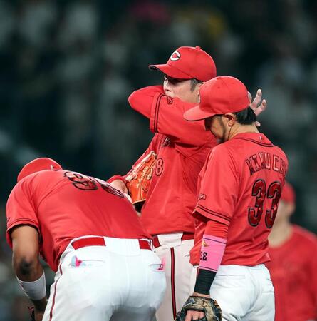 ４回、森下がピンチを迎えナインがマウンドに集まる（撮影・山口登）