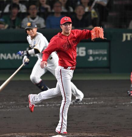 ４回、木浪の打球に飛びつく森下（撮影・飯室逸平）
