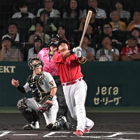 ６回、好機に二飛に倒れる代打・末包（撮影・飯室逸平）