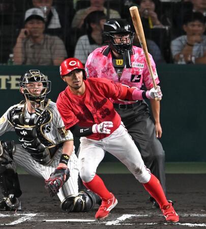 ７回、左前打を放つ菊池（撮影・飯室逸平）