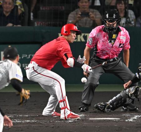 ８回、秋山の二ゴロで１点を返す（撮影・飯室逸平）