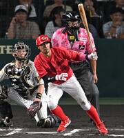 ７回、左前打を放つ菊池（撮影・飯室逸平）