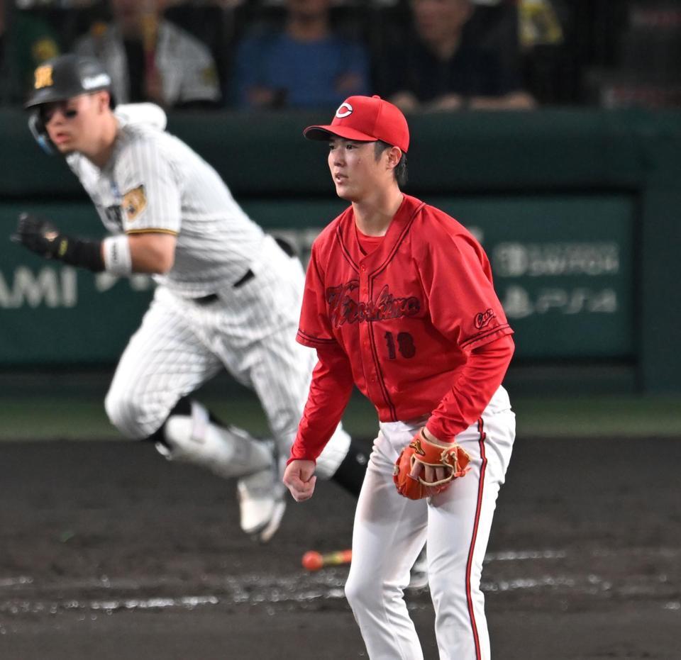４回、佐藤輝に先制打を打たれる森下（撮影・飯室逸平）
