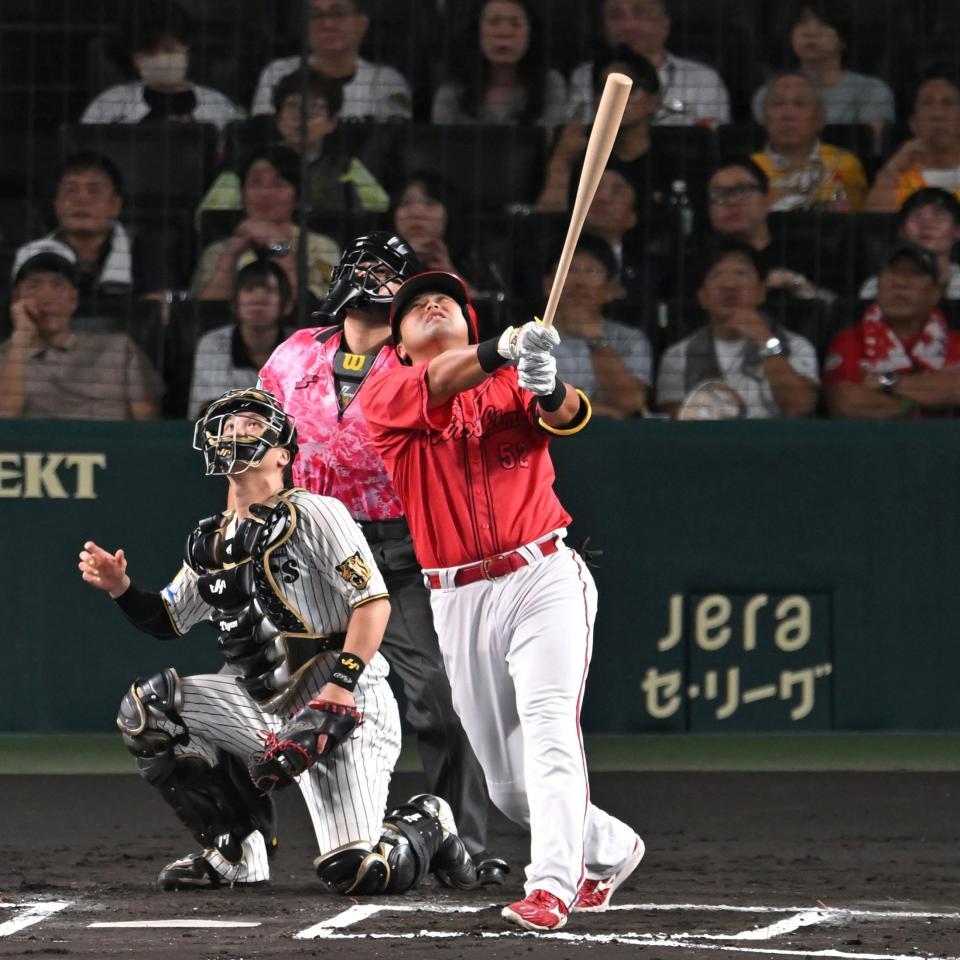 ６回、好機に二飛に倒れる代打・末包（撮影・飯室逸平）