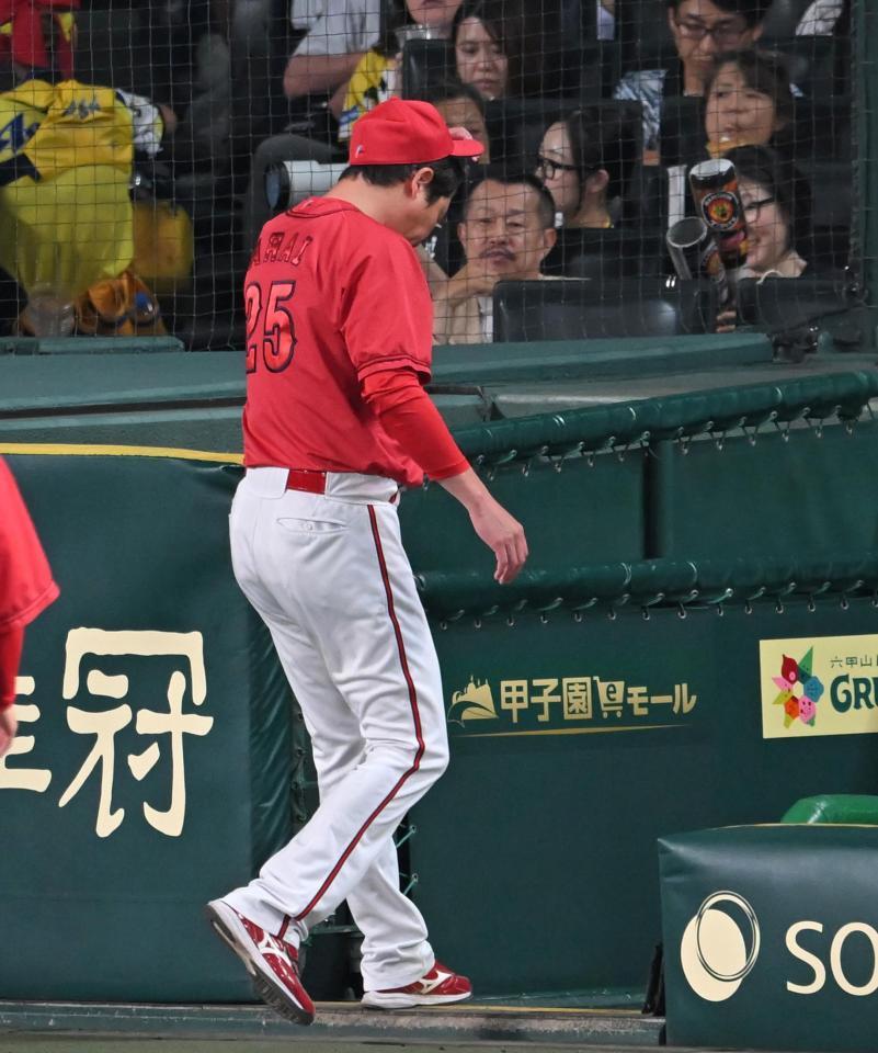 選手交代を告げベンチへ戻る新井監督（撮影・飯室逸平）