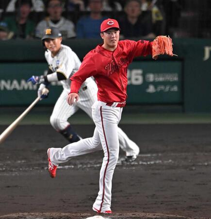 ４回、木浪の打球に飛びつく森下（撮影・飯室逸平）