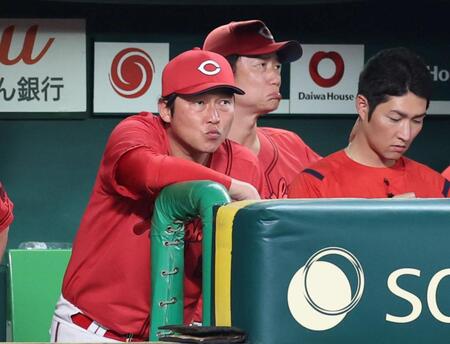 ベンチで渋い表情を見せる新井監督（撮影・山口登）