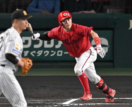 ６回、チーム初安打を放つ勝田（撮影・飯室逸平）