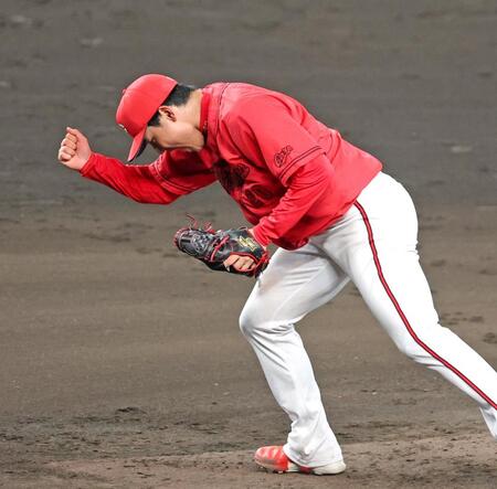 ７回、代打・豊田を空振り三振に仕留めガッツポーズを見せる栗林（撮影・立川洋一郎）