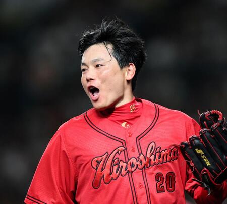 ４回、味方守備に声をかけながらベンチへ戻る栗林（撮影・田中太一）