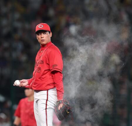５回、マウンドで気合いの入った表情を見せる栗林（撮影・西田忠信）