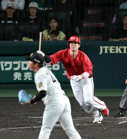 ４回、勝ち越し犠飛を放つ坂倉（撮影・山口登）