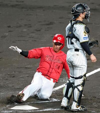３回、坂倉の中犠飛で生還する中村奨（撮影・立川洋一郎）