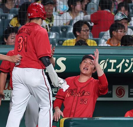 ６回、生還した坂倉（左）を迎える新井監督（撮影・西田忠信）