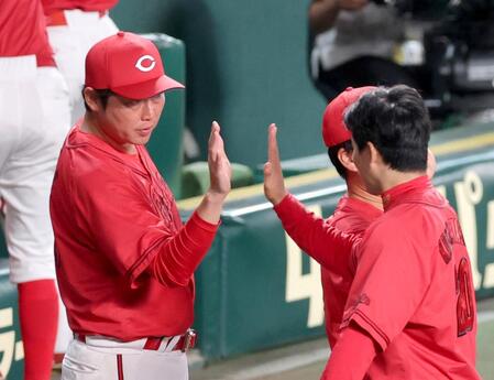 ７勝目を挙げた栗林（右）とタッチを交わす新井監督（撮影・立川洋一郎）