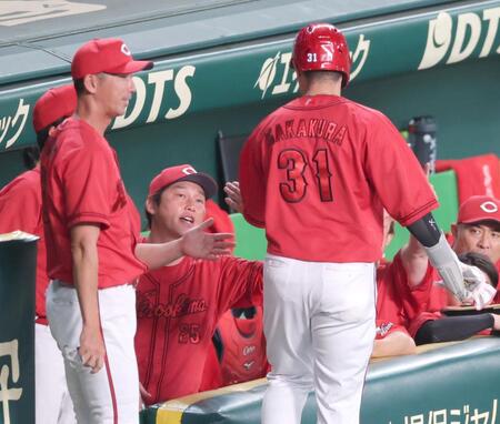 ６回、佐々木の適時打で生還した坂倉（３１）を迎える新井監督（中央奥）＝撮影・立川洋一郎