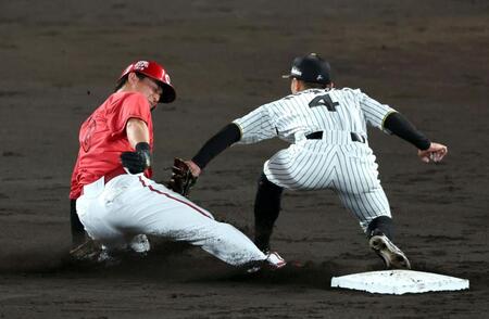４回、佐々木は盗塁を狙うもアウトになる（撮影・山口登）