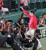 ヒーローインタビューを終え、ファンの歓声に応える栗林（撮影・立川洋一郎）