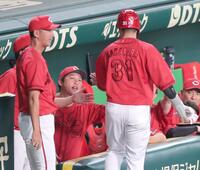 ６回、佐々木の適時打で生還した坂倉（３１）を迎える新井監督（中央奥）＝撮影・立川洋一郎