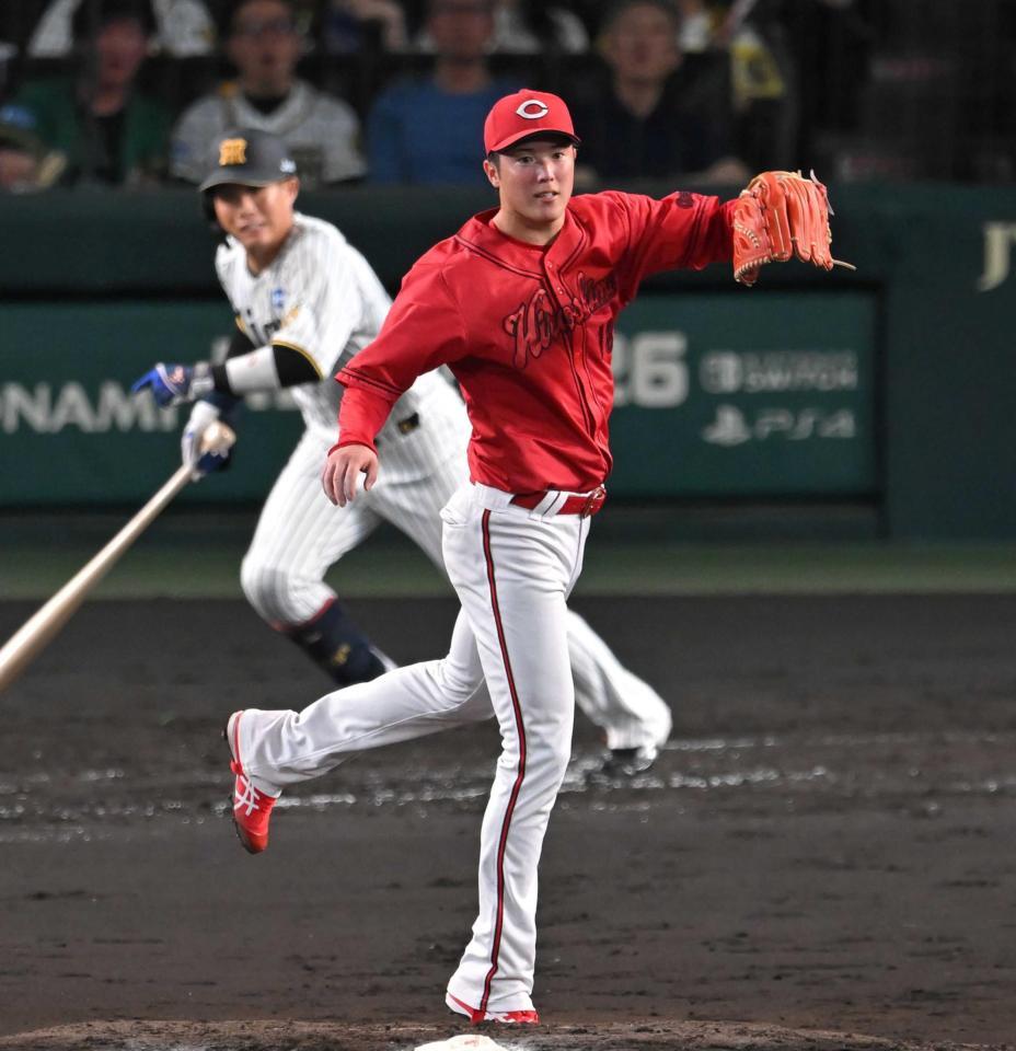 ４回、木浪の打球に飛びつく森下（撮影・飯室逸平）