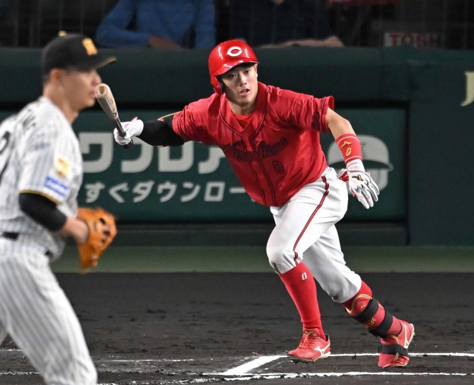 ６回、チーム初安打を放つ勝田（撮影・飯室逸平）
