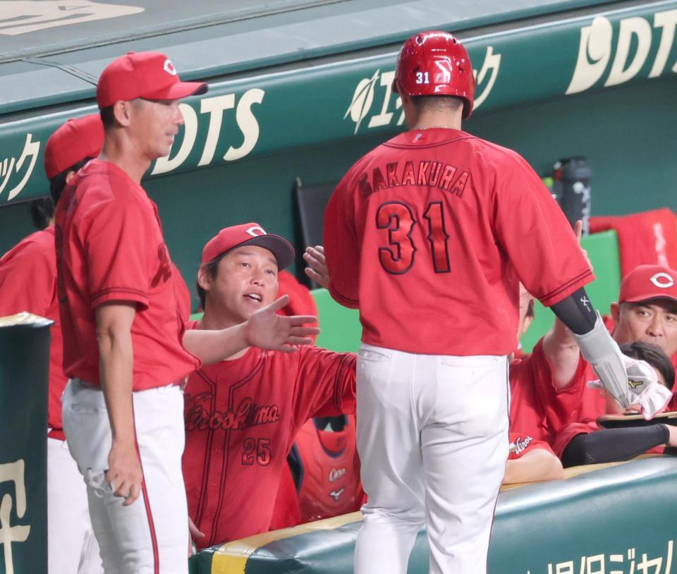 ６回、佐々木の適時打で生還した坂倉（３１）を迎える新井監督（中央奥）＝撮影・立川洋一郎