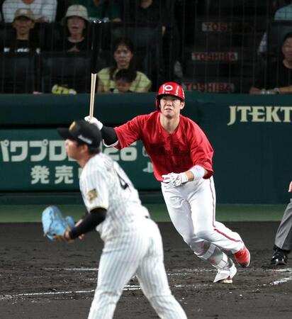 ４回、勝ち越し犠飛を放つ坂倉（撮影・山口登）
