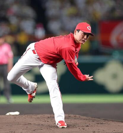 阪神打線を相手に力投する栗林