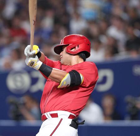 ２回、先制となるソロを放つ末包（撮影・北村雅宏）