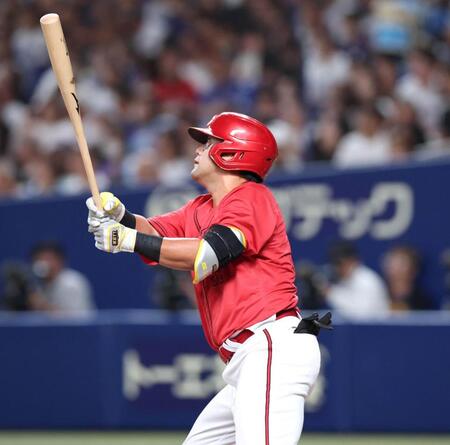 ２回、先制となるソロを放つ末包（撮影・北村雅宏）
