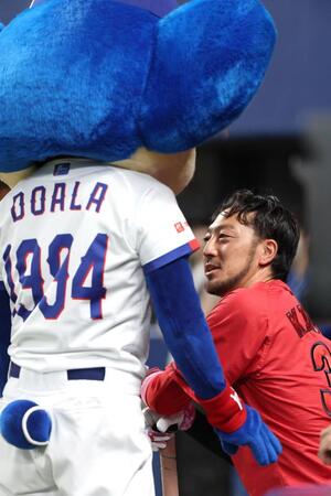 試合前、ドアラと談笑する菊池（撮影・北村雅宏）