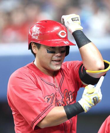 ２回、先制ソロを放ち、左肘を指さす末包（撮影・北村雅宏）