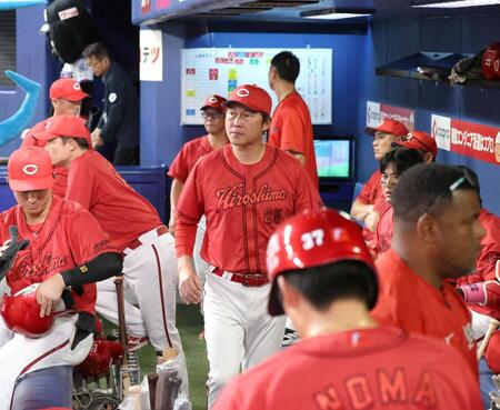 中日に敗れ、足早に引き揚げる広島・新井監督（中央）＝撮影・北村雅宏