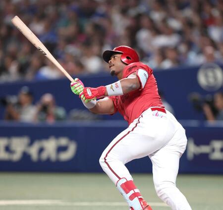 ７回、２ランを放つモンテロ（撮影・北村雅宏）