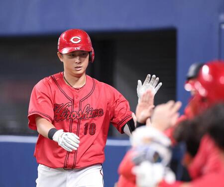 ６回、ソロを放った佐々木はナインとタッチを交わす（撮影・北村雅宏）