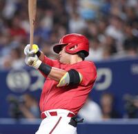 ２回、先制となるソロを放つ末包（撮影・北村雅宏）