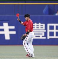 ２回、先制ソロを放った末包はファンの声援に応える（撮影・北村雅宏）