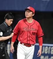 ８回の攻撃を終え、選手交代を告げた新井監督（撮影・北村雅宏）
