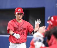 ６回、ソロを放った佐々木はナインとタッチを交わす（撮影・北村雅宏）