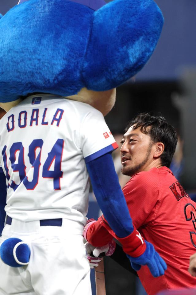 試合前、ドアラと談笑する菊池（撮影・北村雅宏）