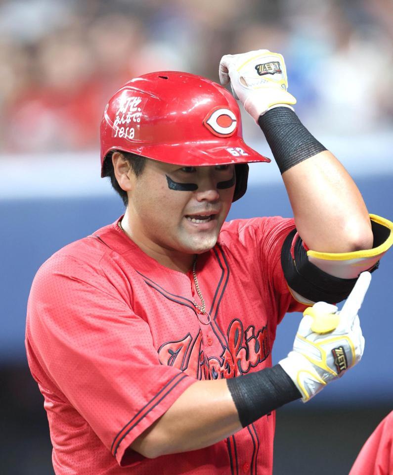 ２回、先制ソロを放ち、左肘を指さす末包（撮影・北村雅宏）