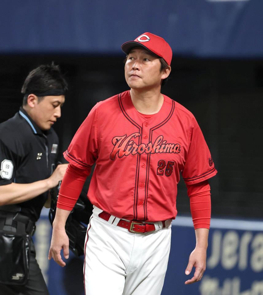 ８回の攻撃を終え、選手交代を告げた新井監督（撮影・北村雅宏）