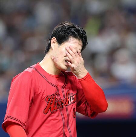 ３回、中日打線を無失点に抑え、ベンチに戻る斉藤（撮影・北村雅宏）