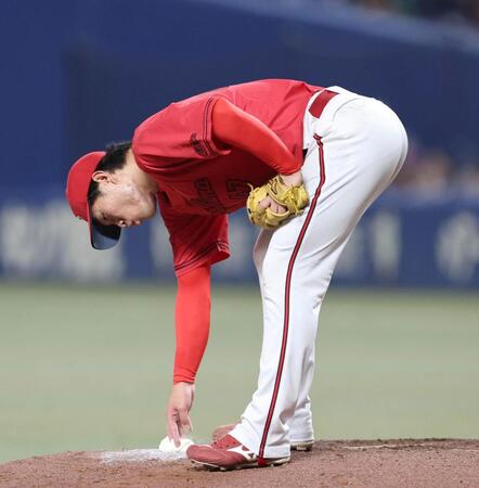 ４回、村松にソロを浴び、ロジンを手にする斉藤（撮影・北村雅宏）