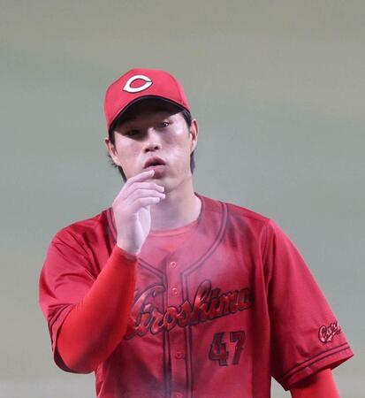 １回、ロジンの粉を吹く斉藤（撮影・北村雅宏）