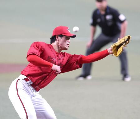 １回、石川昂の適時打を斉藤は捕球できず。先制点を失う（撮影・北村雅宏）