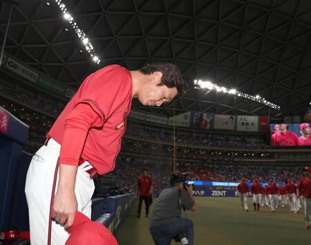 バンテリンドームナゴヤでの最終戦を終え、グラウンドに一礼する新井監督（撮影・北村雅宏）