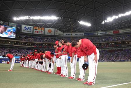 バンテリンドームナゴヤでの最終戦を終え、左翼スタンドのファンにあいさつする新井監督（右端）ら（撮影・北村雅宏）