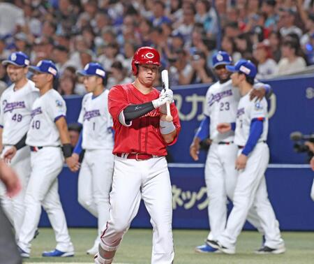 ９回、坂倉が投飛に倒れてゲームセット（撮影・北村雅宏）