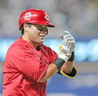 ２回、先制ソロを放ち、手をたたいて喜ぶ末包（撮影・北村雅宏）